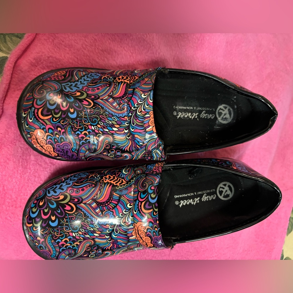 Easy Street Women's Vibrant Patterned Clogs - Picture 2 of 5